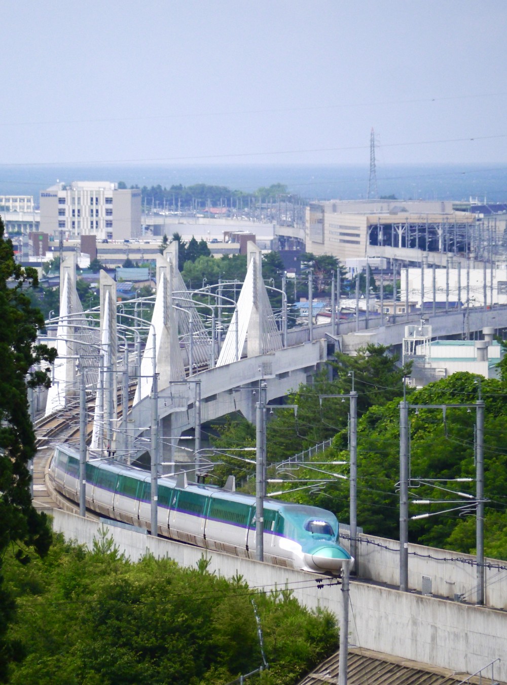 三内丸山の高台から 新青森駅を発車する新幹線を撮影してみた 北の大地で試される